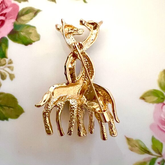 🧷Vintage Giraffes Brooch / Pin - Brown and Tan Enamel on Gold-Tone Metal - Picture 3 of 5